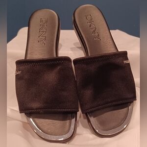 Pre-owned DKNY Women Brand Logo Embossed Flat Slide Black Fabric size 8.5